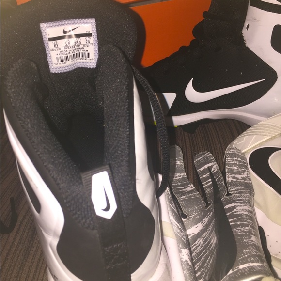 Nike Athletic Cleats: Unisex 6Y - Picture 2 of 6